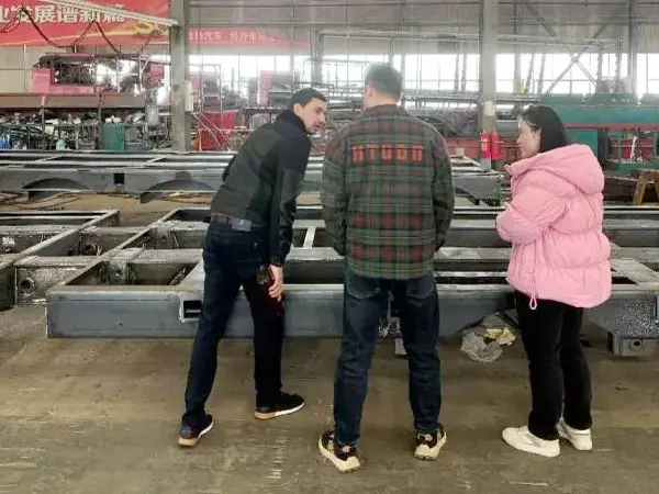 ยินดีต้อนรับลูกค้าให้เยี่ยมชมเวิร์กช็อป Semi Trailer Flatbed