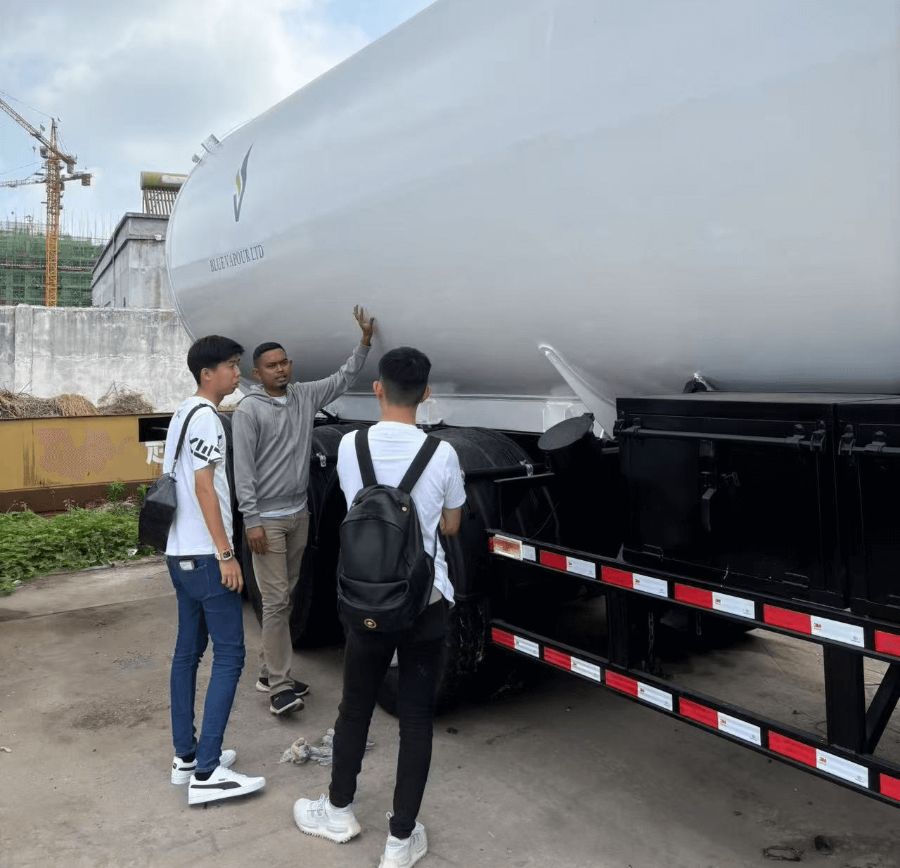 ลูกค้าจากไลบีเรียเข้าเยี่ยมชมโรงงาน Luyi และซื้อรถพ่วงกึ่งถังน้ำมันอีกสามตัว
