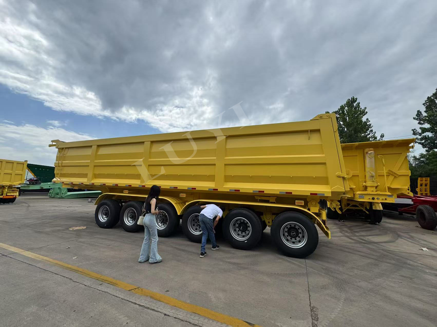 ลูกค้าชาวซาอุดีอาระเบียดำเนินการตรวจสอบรถบรรทุกถังซีเมนต์ขนาด 30 ลูกบาศก์เมตร ณ สถานที่ และบรรลุคำสั่งความร่วมมืออย่างมีประสิทธิภาพ