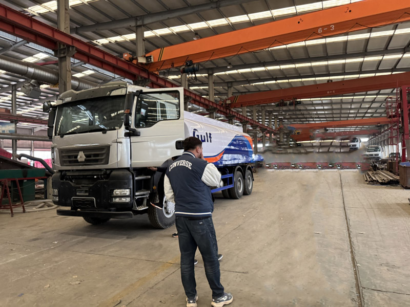 โรงงาน Luyi ยินดีต้อนรับลูกค้าชาวคีร์กีซสถาน หลังจากการตรวจสอบนอกสถานที่ การจัดซื้อรถบรรทุกถังน้ำมันก็เสร็จสมบูรณ์