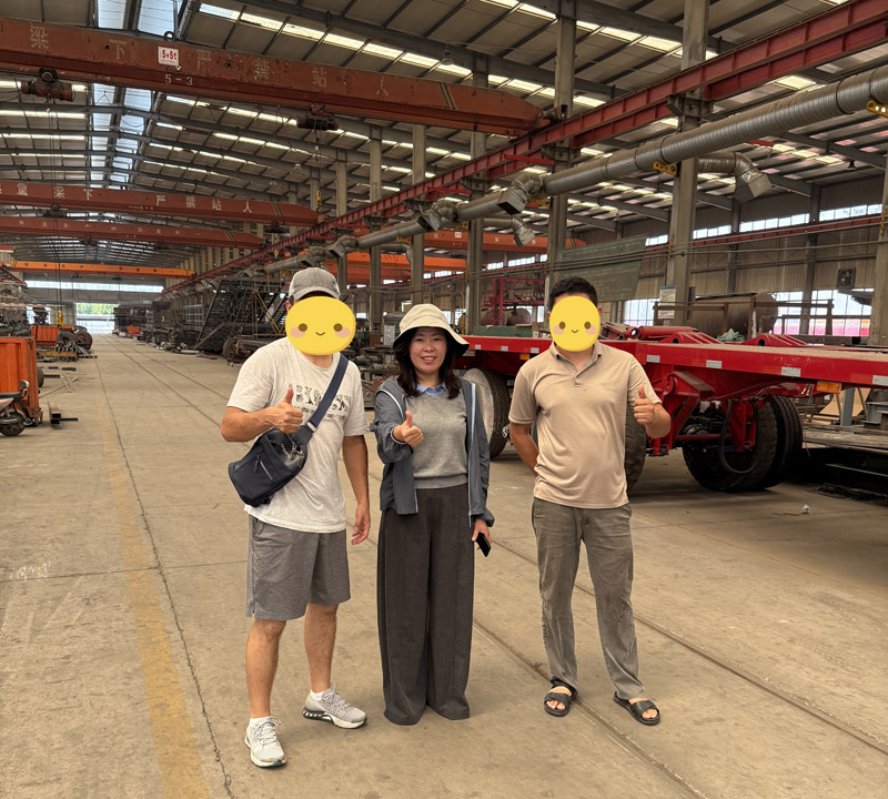 ลูกค้าชาวคาซัคได้เยี่ยมชมโรงงาน Luyi ในสถานที่ และสัญญารถกึ่งพ่วงพื้นเรียบได้ข้อสรุปแล้ว