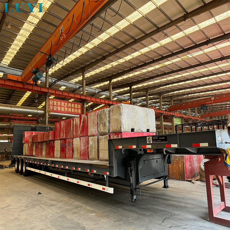 ลูกค้าชาวซาอุดิอาระเบียดำเนินการตรวจสอบโรงงาน Luyi ในสถานที่และสรุปการซื้อรถกึ่งพ่วงพื้นเรียบขนาด 3 เพลา