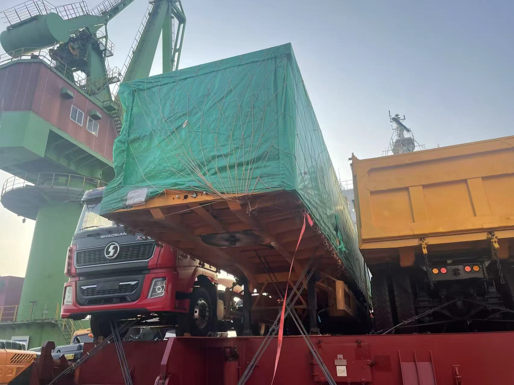 คำสั่งขนส่งข้ามแดนใหม่! รถกึ่งพ่วงพื้นเรียบ 3 เพลา 4 ฟุต Luyi ออกเดินทางสู่คาซัคสถาน