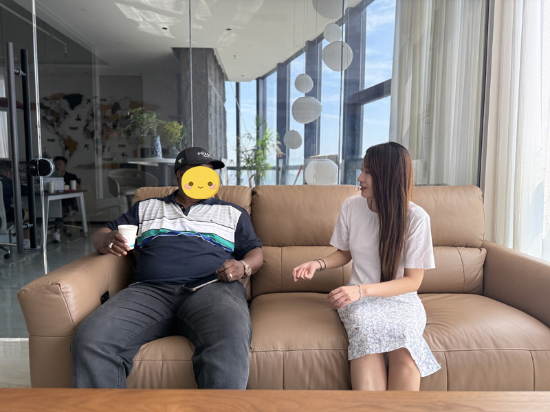 ลูกค้าชาวคีร์กีซสถานเยี่ยมชมโรงงานของ Lu Yi และลงนามในสัญญาสำหรับรถกึ่งพ่วงพื้นเรียบสี่เพลาได้สำเร็จ