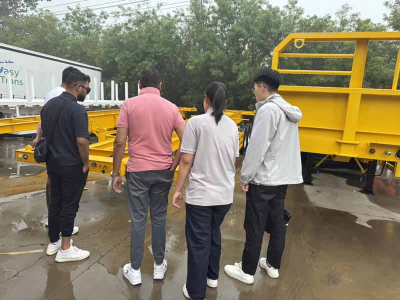 โรงงาน Luyi รับพ่อค้าชาวแอฟริกาใต้ รถกึ่งพ่วงพื้นเรียบดึงดูดความตั้งใจของความร่วมมือ