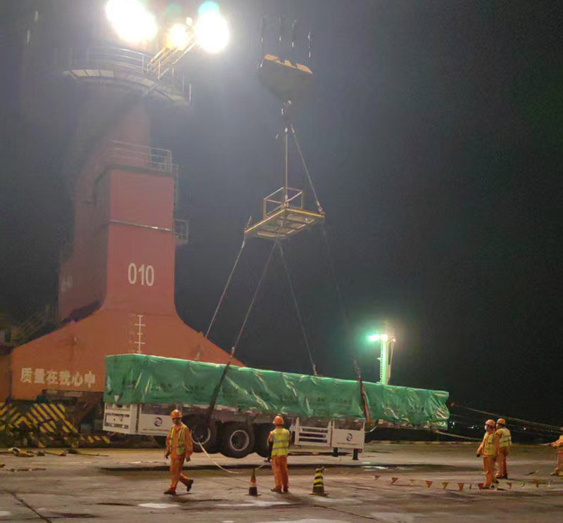 รถกึ่งพ่วงพื้นเรียบ 3 เพลา Luyi จำนวนหนึ่งออกเดินทางและขนส่งไปยังตลาดโอมานได้สำเร็จ