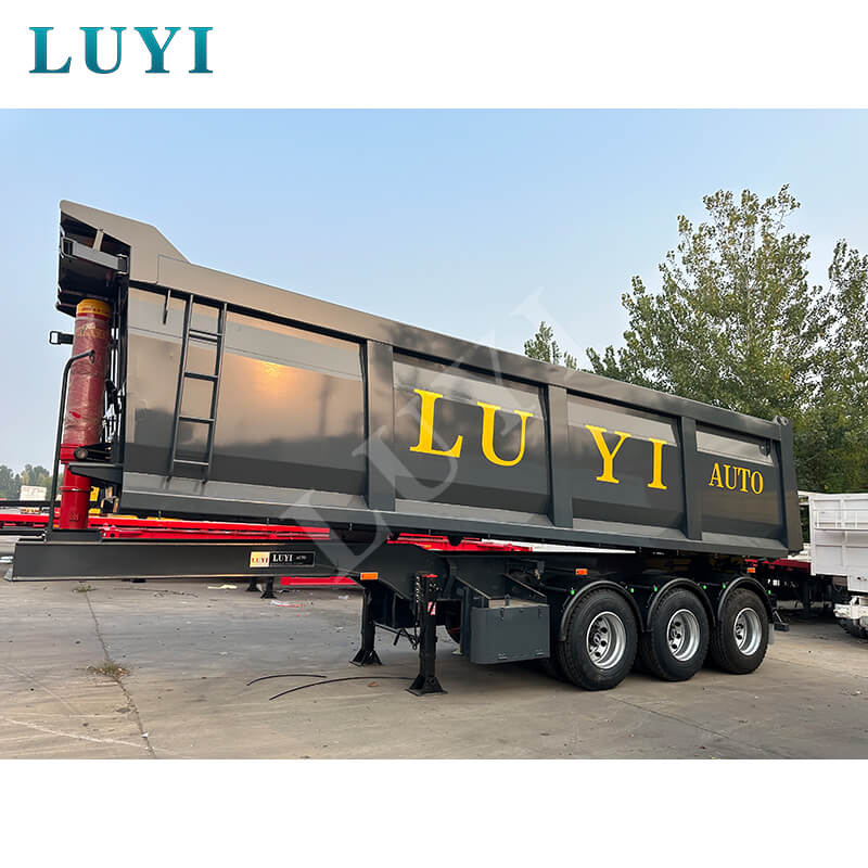 ปรับให้เข้ากับสภาพการทำงานของแอฟริกาได้อย่างแม่นยำ! รถกึ่งพ่วงบรรทุกสินค้าทรงสี่เหลี่ยมสีดำของ Lu Yi ส่งมอบไปยังโกตดิวัวร์ได้สำเร็จ ช่วยอำนวยความสะดวกในการขนส่งวัสดุเทกองอย่างมีประสิทธิภาพ