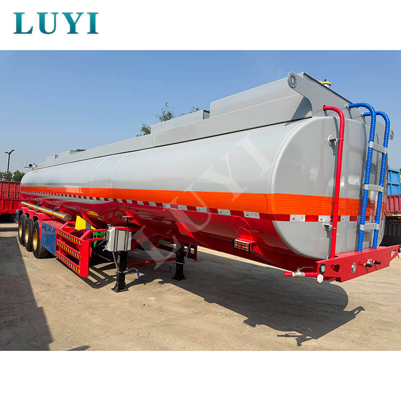 โรงงาน Luyi ต้อนรับแขกชาวคองโก รถกึ่งพ่วงบรรทุกน้ำมัน 35,000 ลิตร ส่งเสริมความร่วมมือด้านโลจิสติกส์จีน-แอฟริกา