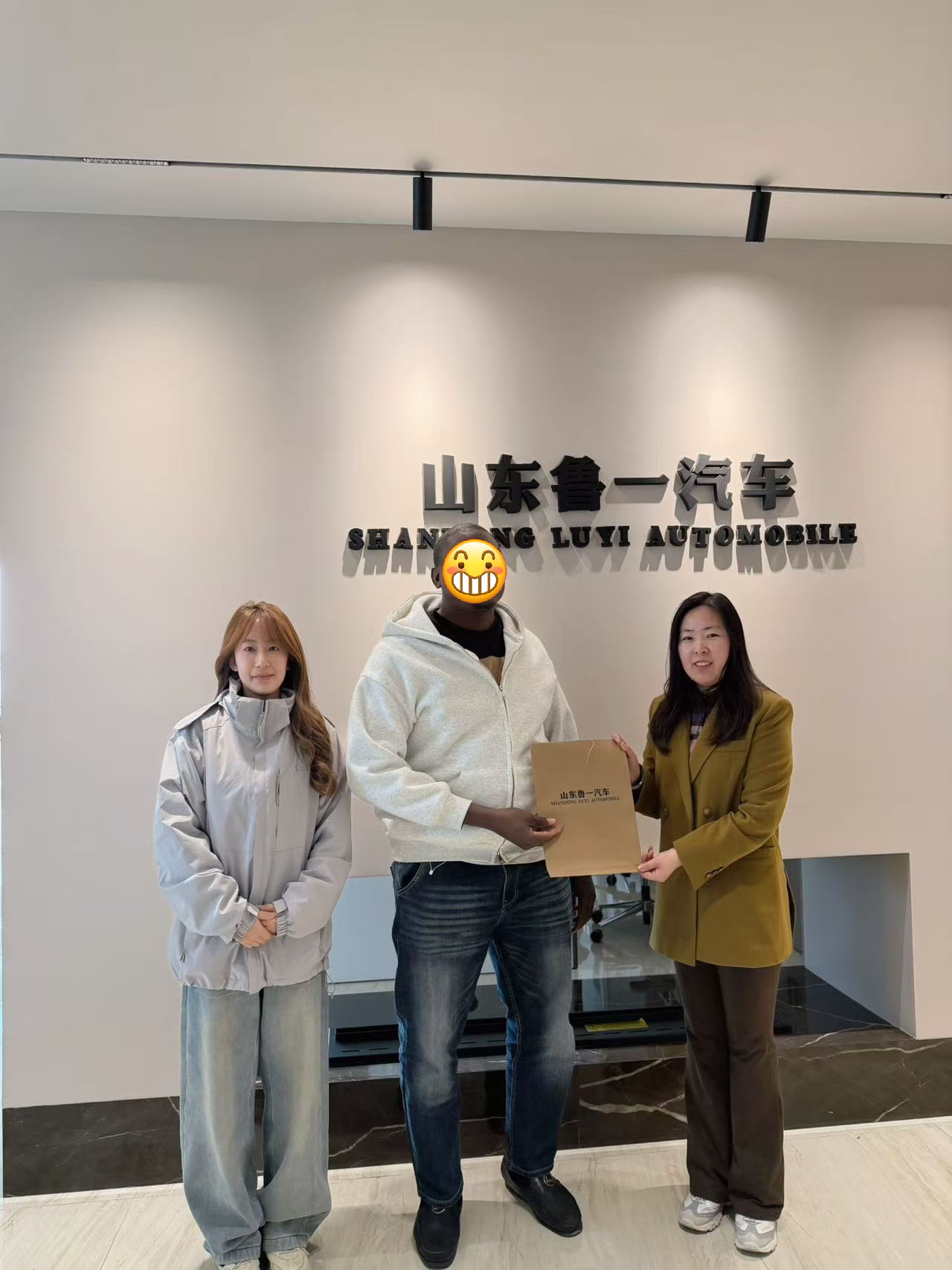 ตั้งแต่การเยี่ยมชมโรงงานไปจนถึงการยืนยันคำสั่งซื้อ: วิธีที่ Luyi Auto ได้รับความไว้วางใจจากลูกค้าชาวไอวอรีสำหรับรถบรรทุกหนัก 4 คัน