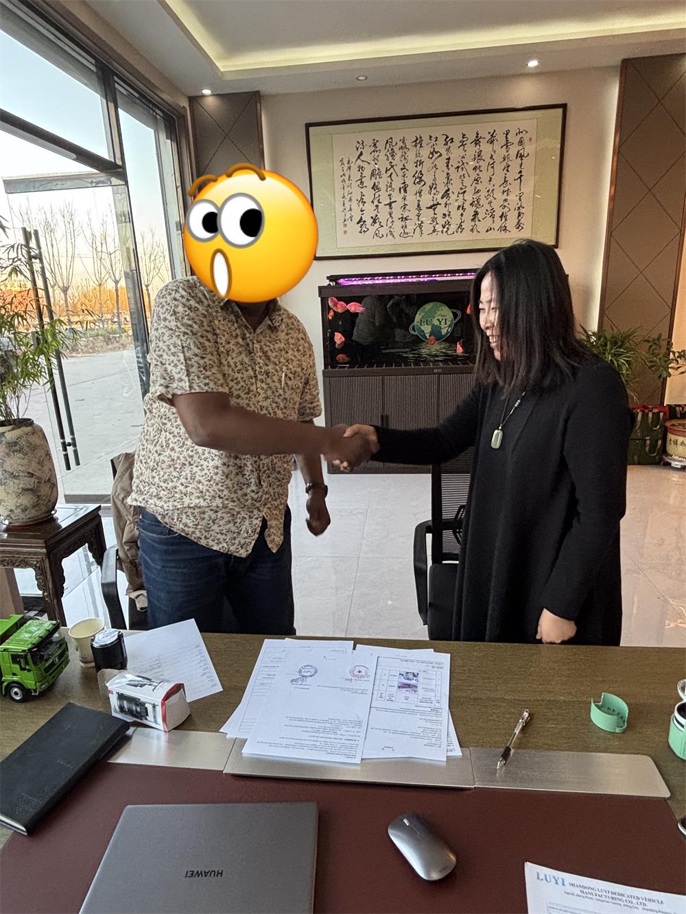 วิธีที่บริษัทขนส่งหนักของซาอุดีอาระเบียเลือก Luyi Auto สำหรับรถพ่วง Lowboy แบบสั่งทำ 3 คันหลังจากเยี่ยมชมโรงงาน