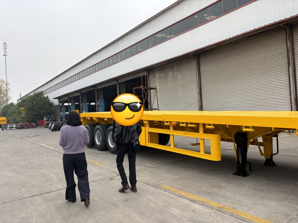 LUYI AUTO ช่วย บริษัท โลจิสติกส์ชาวแอลจีเรียปรับปรุงประสิทธิภาพการขนส่งเครื่องจักรกลหนักด้วยรถพ่วง Lowboy Tri-Axle แบบกำหนดเอง 8 คันได้อย่างไร