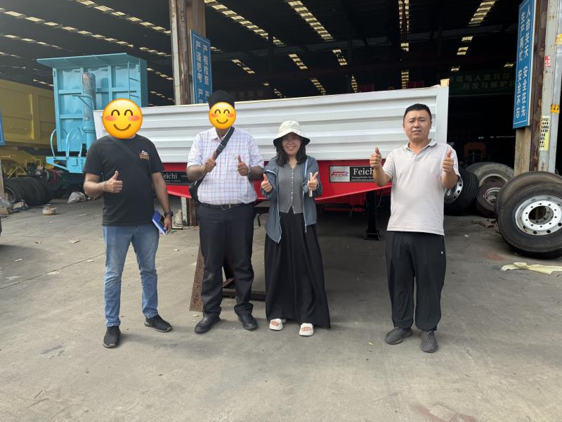 ลูกค้าโลจิสติกส์ของคาซัคสถานเยี่ยมชม Luyi Auto และสั่งซื้อรถกึ่งพ่วงผนัง 2 เพลาแบบกำหนดเอง 3 คัน