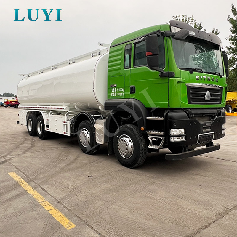 Sinotruk SITRAK 8 × 4 30000L รถบรรทุกน้ำมันเชื้อเพลิงเหล็กกล้าคาร์บอน