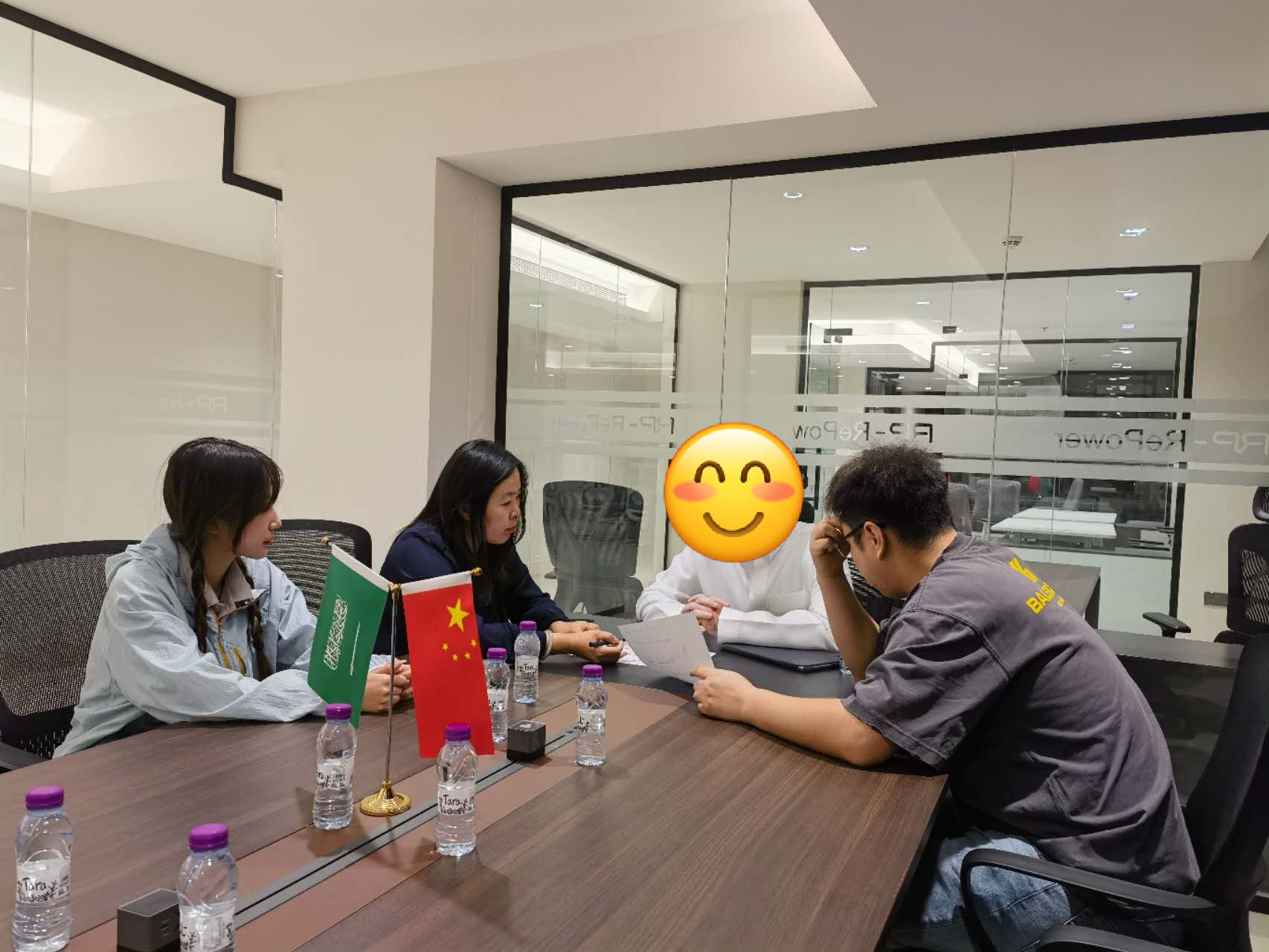ความร่วมมือที่ประสบความสำเร็จ: บริษัทโลจิสติกส์ของซาอุดีอาระเบียสั่งซื้อรถพ่วงถัง Tri-Axle Bulk จำนวน 2 คันจาก Luyi Auto