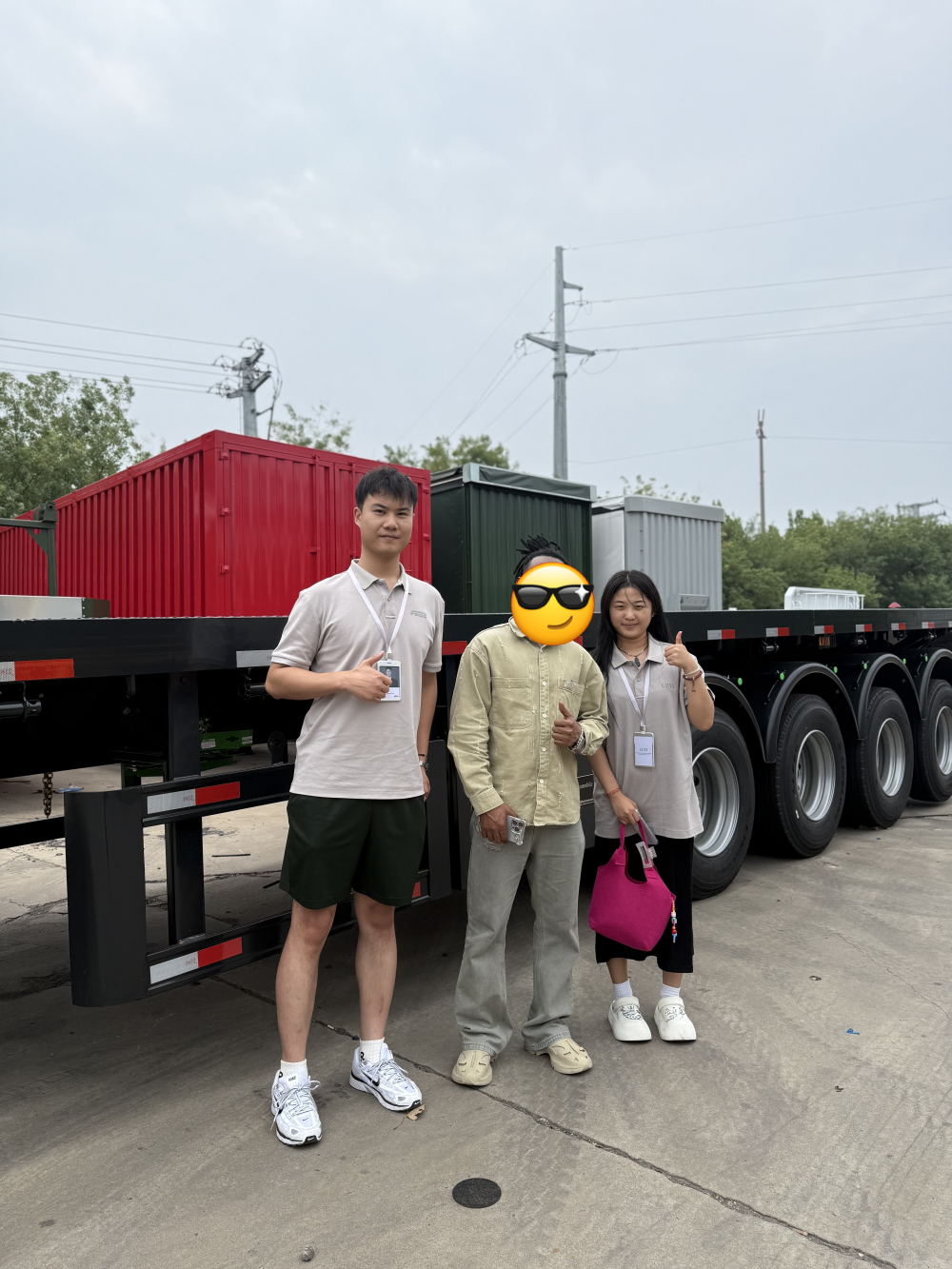 ลูกค้าโลจิสติกส์ของ Swaziland เยี่ยมชม Luyi Auto และสั่งซื้อรถพ่วงพื้นเรียบสีดำแบบกำหนดเอง 3 คันสำหรับการขนส่งสินค้าทางเรียบ